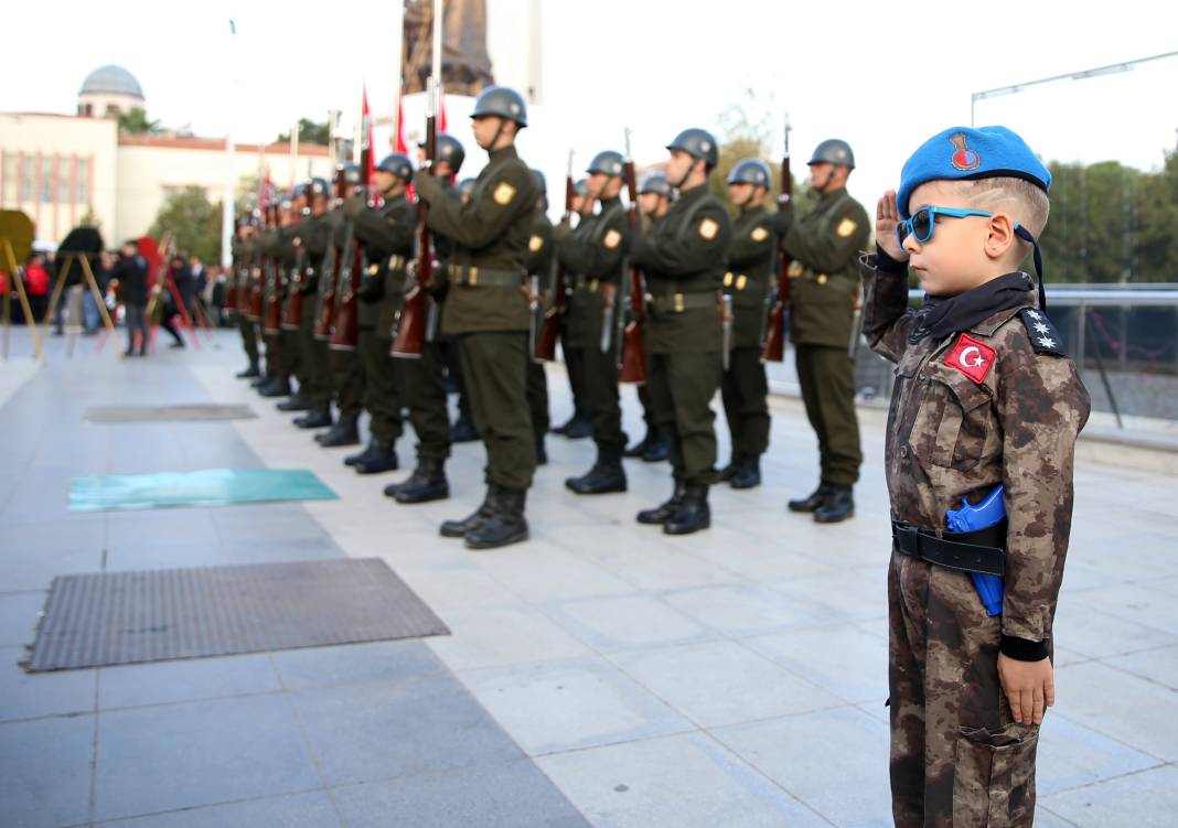 Atatürk’ü minnetle anıyoruz! Türkiye’de saat 9’u 5’geçe hayat durdu 57